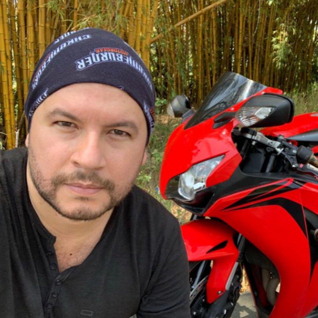 Ian con su moto